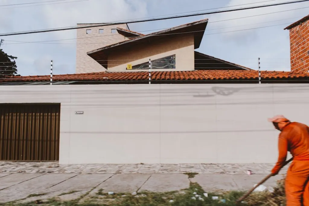 Edificio De Concreto Branco E Marrom 2h37IsdDOLM