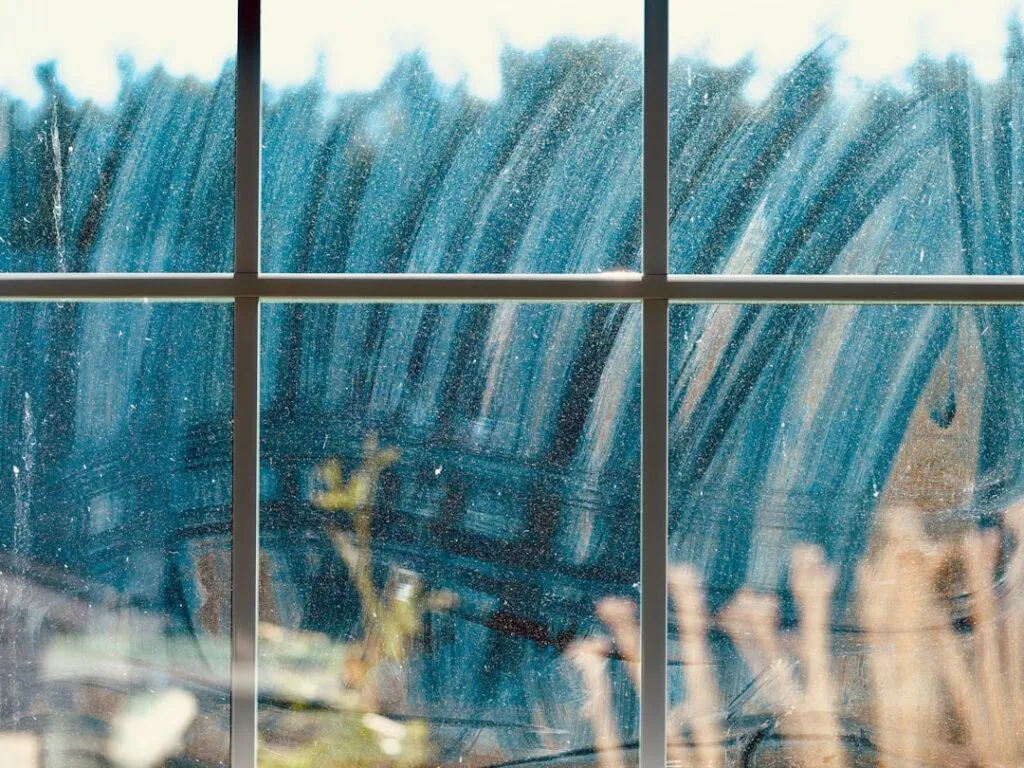 Listras Abstratas Azuis E Brancas Em Um Vidro De Janela gCaUKiLL4yI